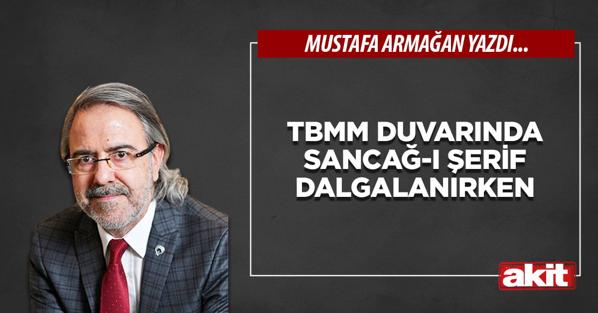 TBMM duvarında sancağ-ı şerif dalgalanırken